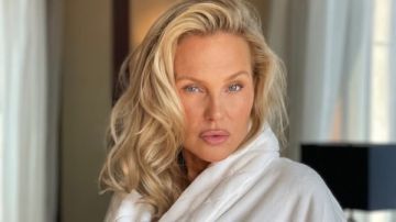 بالروب.. شيرين رضا تفاجئ جمهورها بلوك جديد