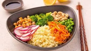 سلطة الدخن الحارة مع الحمص وصلصة الطحينة والكريمة