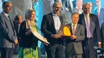 الأطباء تكرم أول طبيب مصري يجري عملية POEM لعلاج الأكاليزيا بالمناظير العلاجية