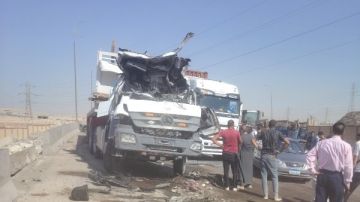 بالقواطيع الكهربائية.. الحماية المدنية تفصل سيارات حادث الأوسطي لاستخراج الضحايا