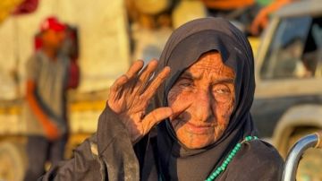 على كرسي متحرك.. حكاية معمرة فلسطينية تتجاوز 100 عام تجتاز طرق الموت هربا من القصف