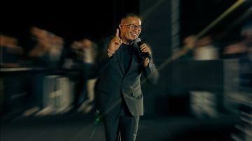 عمرو دياب يتألق في حفل خاص بسفح الأهرامات