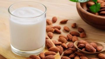 ماذا يحدث عند تناول حليب اللوز؟.. غنى بالمغنيسيوم ومضاد للأكسدة