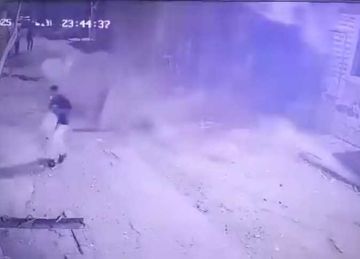 نجاة شاب من الموت لحظة انهيار عقار بالإسكندرية.. و الحى : صادر له قرار هدم (صور)