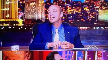 السبب باسم يوسف.. عمرو أديب يعطي مبلغا ماليا لـ الجلاد على الهواء: اتعشى بيهم كبده وسجق 