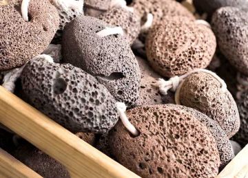 الحجر الخفاف.. هل ينعم قدميك أم يضرهما مع مرور الوقت؟ الحجر الخفاف.. هل ينعم قدميك أم يضرهما مع مرور الوقت؟