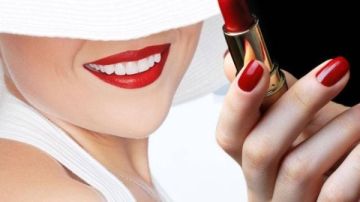 بين الجمال والمخاطر.. هل أحمر الشفاه سموم غير مرئية تصيب الرئة؟