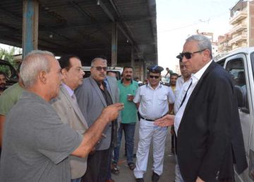 محافظ الغربية يتجول شوارع طنطا سيرا على الأقدام لمتابعة رفع الإشغالات