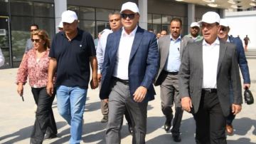 وزير الإسكان يعقد اجتماعا مع الشركات المنفذة بحدائق تلال الفسطاط..ويتفقد مواقع العمل وزير الإسكان يعقد اجتماعا مع الشركات المنفذة بحدائق تلال الفسطاط..ويتفقد مواقع العمل