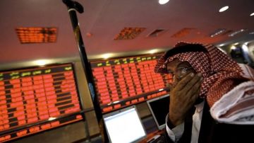 اللون الأحمر يسيطر على أسواق المال العربية بمستهل تعاملات الأسبوع