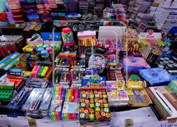 بتخفيضات 30 .. محافظ الدقهلية يفتتح معرض أهلا مدارس في المنصورة (صور)