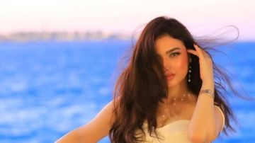 بجسم ممشوق.. ياسمين عز تثير السوشيال ميديا بفستان أصفر على البحر