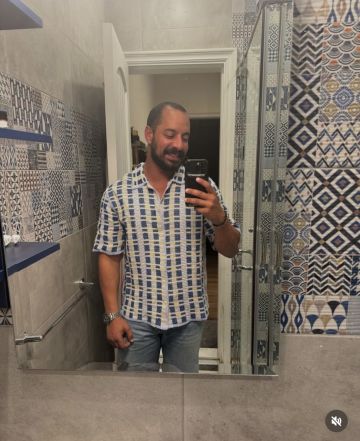 بطريقة كوميدية.. عمرو وهبة يطلب من جمهوره المساعدة لحل واجب ابنه المدرسي