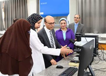 رئيس جامعة أسيوط الأهلية يتفقد إجراءات تسجيل الطلاب الجدد