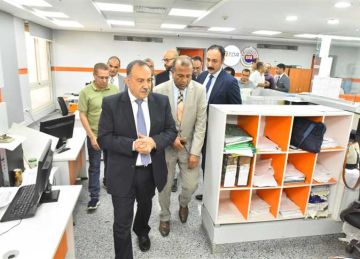 محافظ أسيوط يتفقد مركز الخدمات المميز بالغرفة التجارية محافظ أسيوط يتفقد مركز الخدمات المميز بالغرفة التجارية