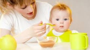 منعا للإضرار بنفسيته.. مراحل الفطام التدريجي للطفل