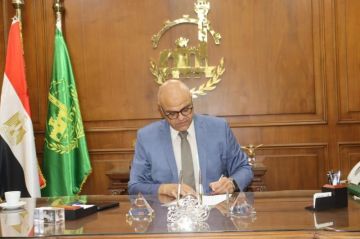 محافظ القليوبية يهدي تروسيكل ومساعدة مالية لابن ضحية حريق القناطر الخيرية