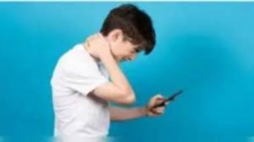 مراهق يصاب بسكتة دماغية بسبب استخدام الهاتف لساعات طويلة.. تحذير طبي