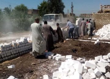 إزالة حالتي بناء مخالف على قطعتي أرض زراعية وأملاك دولة في نجع حمادي بقنا