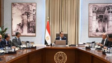 بعد الإزدحام.. مدبولي يستعرض آليات تسريع إجراءات التصديق على محررات الخارجية بالبريد