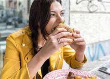  لو تسممت بعد وجبة من الشارع .. خطوات إسعافية تنقذك قبل الوصول إلى المستشفى