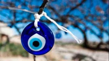 هل الخرزة الزرقاء تمنع الحسد؟.. علي جمعة يجيب