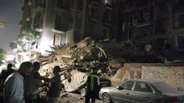 تم إخلاء السكان قبل الحادث.. انهيار عقار في باب الشعرية صور