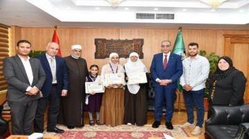 محافظ الفيوم يكرم ثلاث أزهريات لحصولهن على مراكز متقدمة بمسابقات القراءة والإبداع