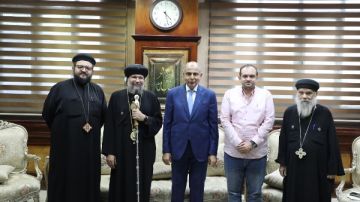 محافظ المنيا يبحث مع مطران ديرمواس القضايا الخدمية والتنموية