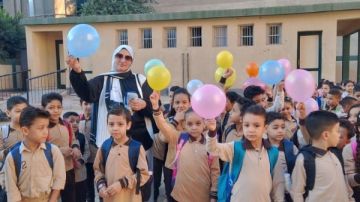الطلاب يعودون إلى مقاعد الدراسة بالبالونات والورود.. تفاصيل انطلاق العام الدراسي الجديد بالمحافظات الطلاب يعودون إلى مقاعد الدراسة بالبالونات والورود.. تفاصيل انطلاق العام الدراسي الجديد بالمحافظات