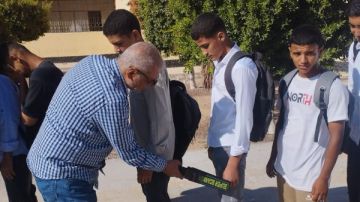 بعد طـ.عن طالب على يد زميله بمدرسة في المنوفية.. إجراءات مشددة وتفتيش الطلاب بعد طـ.عن طالب على يد زميله بمدرسة في المنوفية.. إجراءات مشددة وتفتيش الطلاب