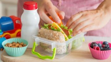 لدعم تركيز الطفل وإعطائه الطاقة استاذ تغذية يوضح الطريقة السليمة لعمل اللانش بوكس لدعم تركيز الطفل وإعطائه الطاقة استاذ تغذية يوضح الطريقة السليمة لعمل اللانش بوكس