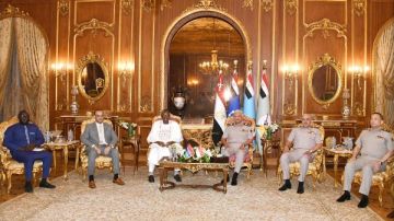 وزير الدفاع يلتقي نظيره الجامبي لبحث التعاون العسكري المشترك