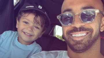 أفشة ونجله يخطفان الأنظار في أحدث ظهور شاهد