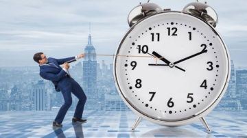 تأخير الساعة 60 دقيقة.. بدء العمل بالتوقيت الشتوي 2025 في هذا الموعد تأخير الساعة 60 دقيقة.. بدء العمل بالتوقيت الشتوي 2025 في هذا الموعد