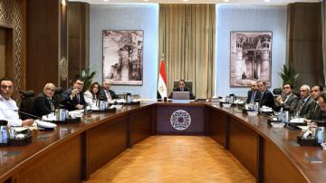 رئيس الوزراء يتابع تنفيذ الاشتراطات والضوابط الخاصة بالإعلانات على الطرق والمحاور