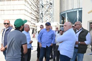 وزير الري يتفقد مشروع تنمية جنوب الوادي في أسوان وزير الري يتفقد مشروع تنمية جنوب الوادي في أسوان