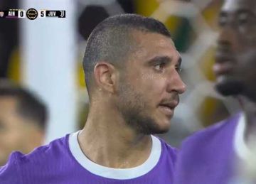 الإصابة تحبر رامي ربيعة على مغادرة مباراة العين وشباب الأهلي بالدوري الإماراتي