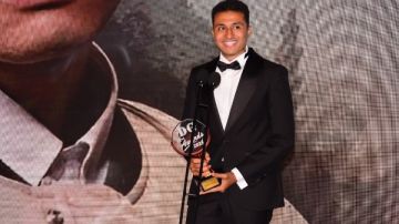 مصطفى عماد يهدي تكريمه بحفل توزيع جوائز دير جيست للمخرج محمد سامي