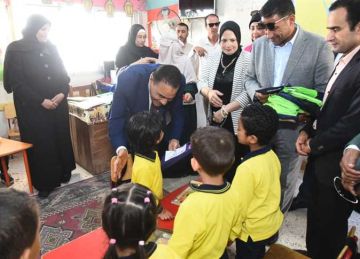 هدايا وأدوات مدرسية لطلاب مطروح خلال اليوم الدراسي.. وحملات لإزالة الإشغالات من محيط المدارس