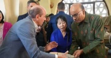 الرئيس السنغافوري يبدأ زيارته الرسمية لمصر بزيارة مركز الحرف بالفسطاط الرئيس السنغافوري يبدأ زيارته الرسمية لمصر بزيارة مركز الحرف بالفسطاط