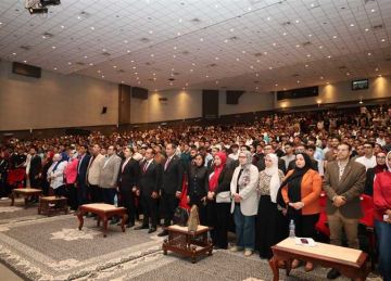 لقاء تعريفي بالطلاب الجدد في جامعة المنيا الأهلية بحضور رئيس الجامعة ونائبه والعمداء (صور)