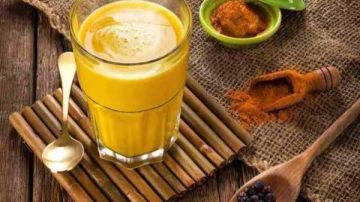 ماذا يحدث لجسمك عند تناول الكركم على معدة فارغة