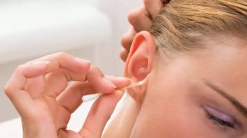 احذر تنظيف الأذن بالأعواد القطنية.. عليك التوقف عنها فورا