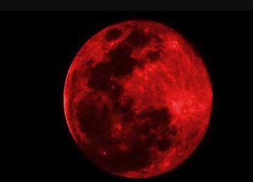 الخسوف 2025.. كيف يؤثر القمر الدموي على الأبراج النارية؟
