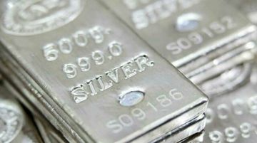 الفضة تقفز فوق 45 دولارا مسجلة أعلى مستوى في 14 عاما