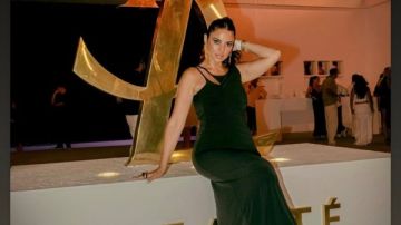 بالأسود درة تخطف الأنظار بإطلالة لافتة