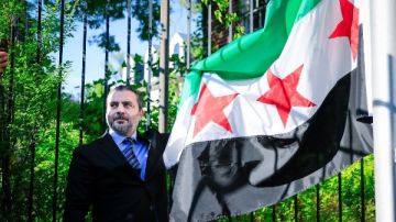 بعد عقود من الغياب..الشيباني يرفع علم سوريا على سفارة بلاده بواشنطن