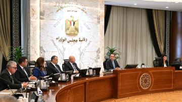 رئيس الوزراء يناقش سبل توفير الطاقة من مصادرها المختلفة لجذب الاستثمارات المحلية والأجنبية