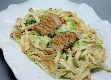 وجبة مناسبة للعمل أو الجامعة.. حضري سلطة الدجاج (المكونات وطريقة التحضير)